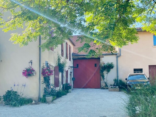 Exterior - Charming farmhouse renovated in Langres country with very large garden and barn (Le Pailly)