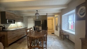 Fridge, microwave, oven, stovetop - Charming farmhouse renovated in Langres country with very large garden and barn (Le Pailly)
