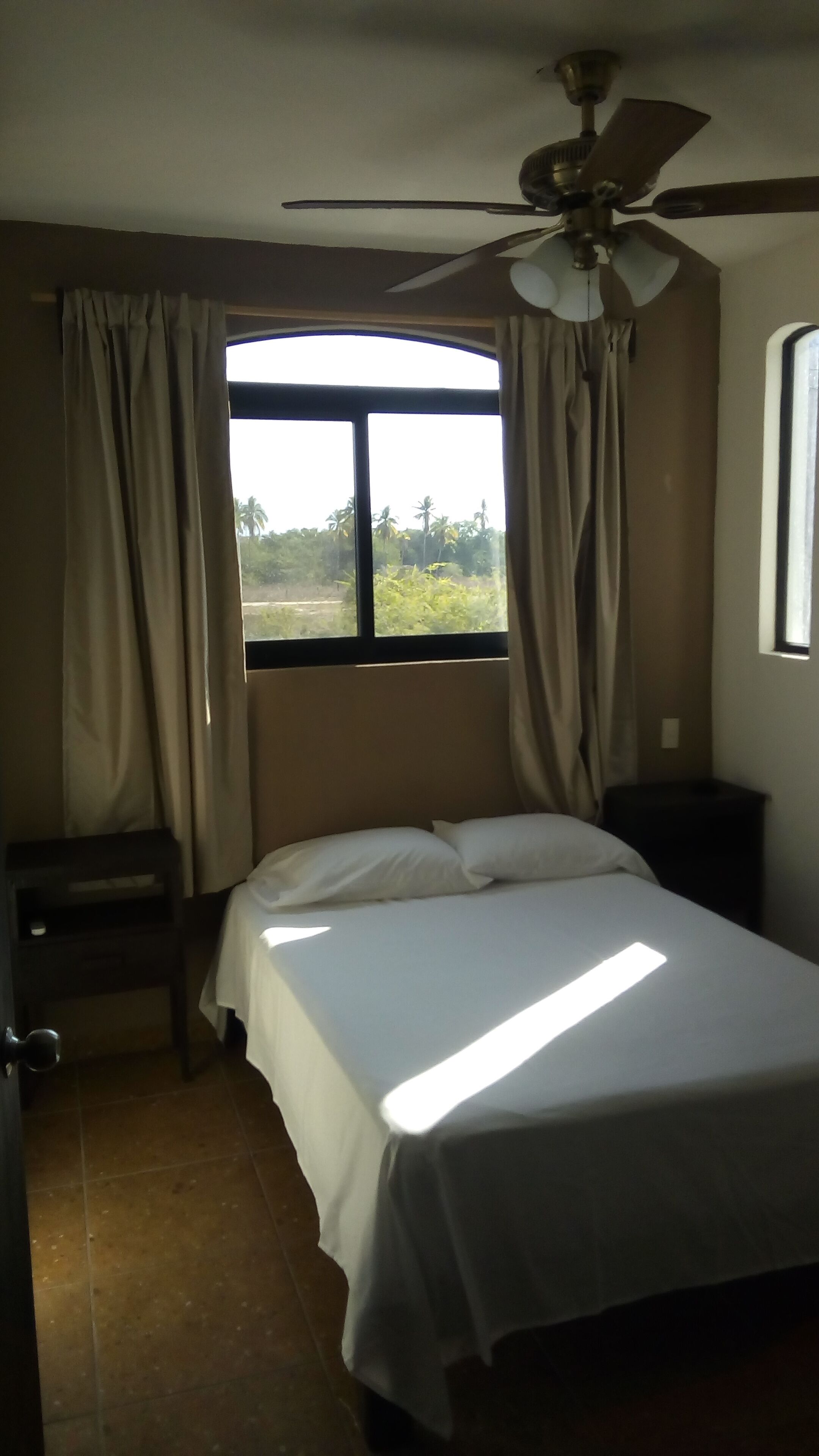 Camas con pillow-top, cortinas blackout y tabla de planchar con plancha 