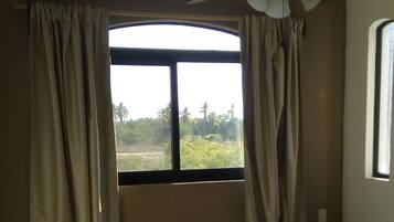 Camas con pillow-top, cortinas blackout y tabla de planchar con plancha