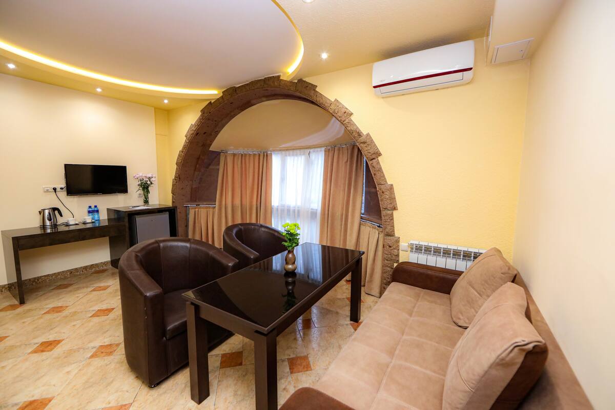 Family Suite, Jetted Tub | Living room | 32-cm Smart TV with cable channels, TV