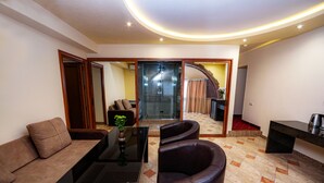 Familiesuite, massasjebadekar | Oppholdsrom