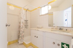 シャワー、タオル、シャンプー、トイレットペーパー