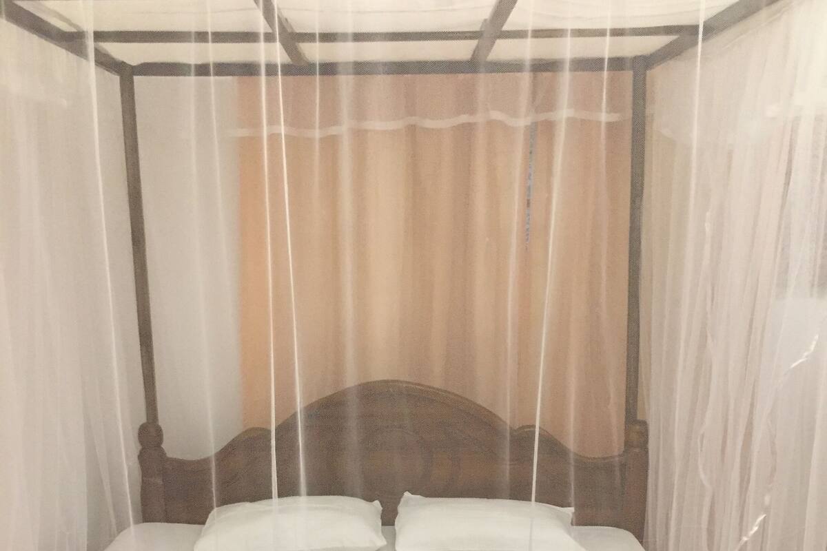 Habitación doble económica | Caja de seguridad en la habitación, escritorio y cortinas blackout