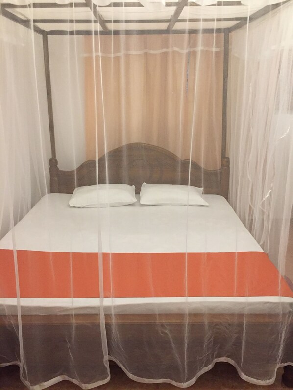 Habitación doble económica | Caja de seguridad en la habitación, escritorio y cortinas blackout 