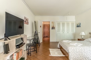 Iron/ironing board, free WiFi, bed sheets