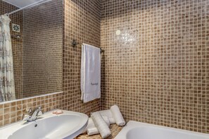 Douche, sĂšche-cheveux, serviettes fournies, shampoing