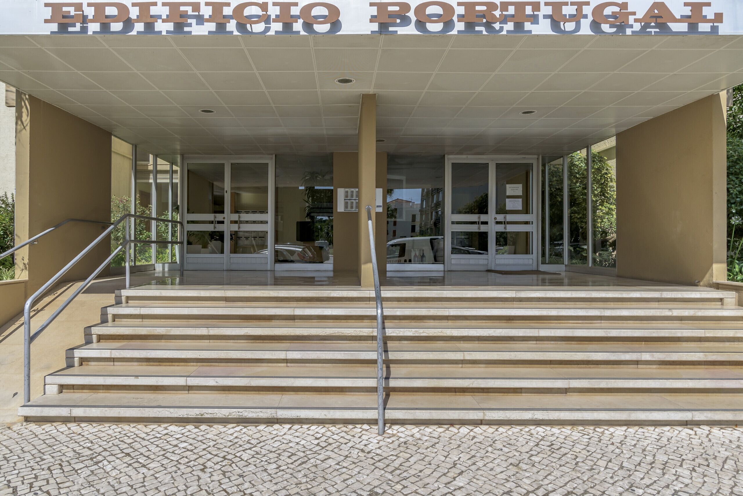 A building entrance with the name "EDIFICIO PORTUGAL" above.