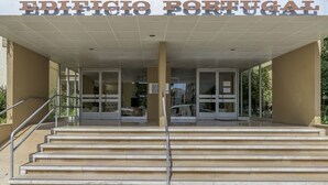 A building entrance with the name "EDIFICIO PORTUGAL" above. - FLH Vilamoura Cozy Studio (Vilamoura)