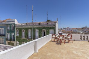Outdoor dining - FLH Vila Real Santo António Family House (Vila Real de Santo António)