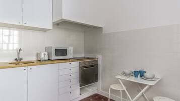 Fridge, microwave, oven, coffee/tea maker