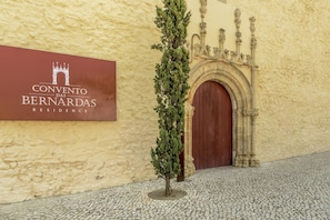 A building facade with a sign reading "CONVENTO DAS BERNARDAS RESIDENCE". - FLH Cozy Tavira with Pool (Tavira)