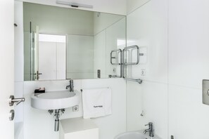 Baignoire, sèche-cheveux, serviettes fournies, shampoing