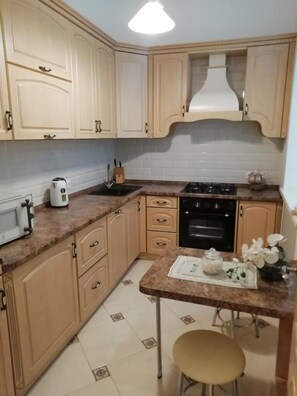 Jääkaappi, mikroaaltouuni, uuni, liesi