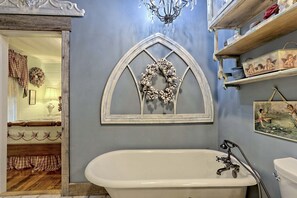 Combined shower/bathtub, hair dryer, heated floors, towels