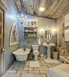 Combined shower/bathtub, hair dryer, heated floors, towels - 
The Garden Cottage – A Storybook Retreat in the North Georgia Mountains (Clayton)
