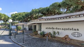 A building entrance with a sign reading "aldela das açoteias" and a cobblestone pathway leading to the entrance. - FLH Albufeira Açoteias Apartment (Albufeira)