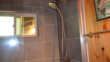 Ensemble baignoire-douche, séchoir à cheveux, serviettes fournies, savon
