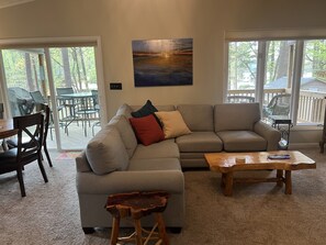 Smart TV, caminetto, lettore DVD, tavolo da ping pong