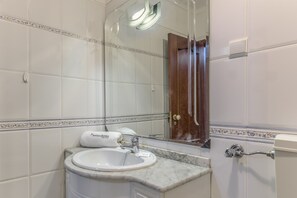 Shower, hair dryer, towels, shampoo - FLH Vila Real Santo António Marina Apartment (Vila Real de Santo António)