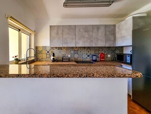 Kühlschrank, Mikrowelle, Ofen, Wasserkocher mit Kaffee-/Teezubehör