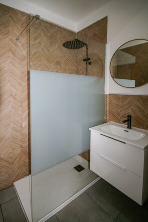 Badewanne, Haartrockner, Handtücher