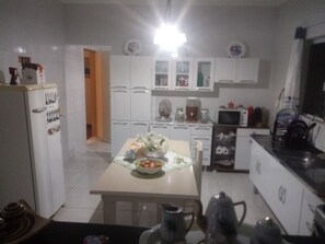 Micro-ondas, talheres/pratos/utensílios de cozinha