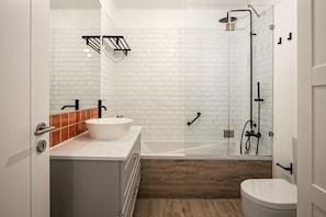Bathtub, hair dryer, towels - FLH Altura Family House with Pool (Altura)