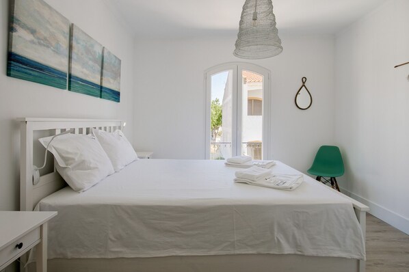 4 bedrooms, iron/ironing board, free WiFi, bed sheets
