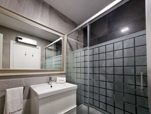 Dusche, Haartrockner, Handtücher, Shampoo