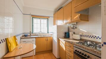 Jääkaappi, uuni, kahvin-/teenkeitin, vedenkeitin