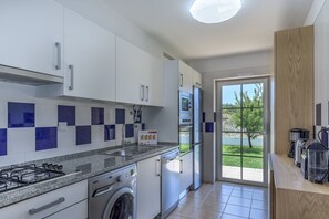 Jääkaappi, mikroaaltouuni, uuni, astianpesukone