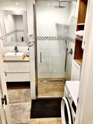 تجهيزات دش، مجففات شعر، مناشف، صابون