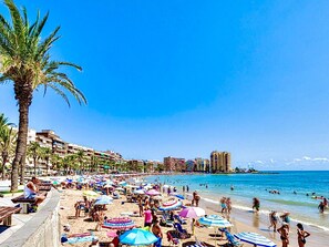 على الشاطئ، كراسي للتشمس، مناشف للشاطئ