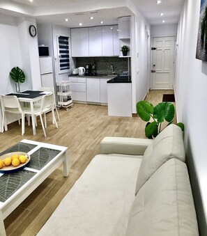 Smart TV, books - Beach apartment Spain (Torrevieja)