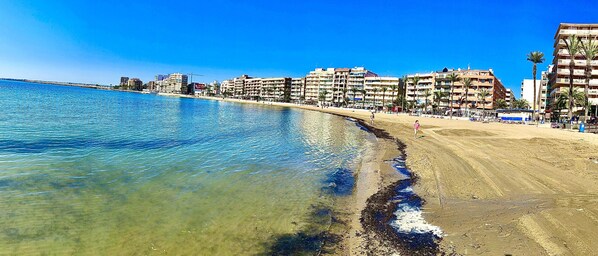 على الشاطئ، كراسي للتشمس، مناشف للشاطئ