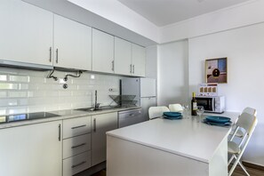 Kühlschrank, Mikrowelle, Geschirrspüler, Toaster