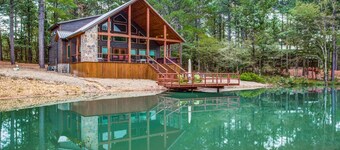 Njut av pir på ett damm, badtunna, lekspel, spel, utemöbler, öppen spis, TV