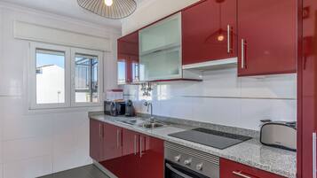 Fridge, microwave, oven, coffee/tea maker