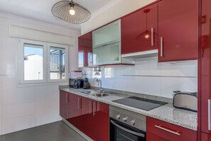 Réfrigérateur, micro-ondes, four, cafetière/bouilloire