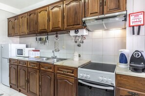 Frigorífico, microondas, horno y cafetera o tetera