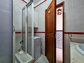 Ducha, secador de pelo y toallas