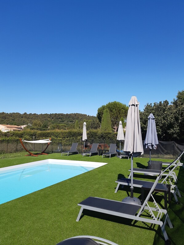 Alberca al aire libre y alberca climatizada