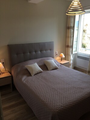 2 habitaciones, tabla de planchar con plancha y cuna de viaje 