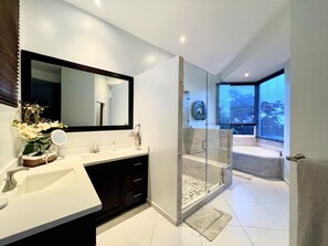 Badewanne, Whirlpool, Haartrockner, Handtücher