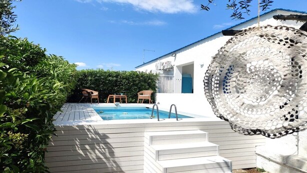 A pool area with steps leading to a white building, surrounded by greenery. - Ville Ninfea - 2 independent twin pool villas, 150 mt by the sea Fontane Bianche (Fontane Bianche)