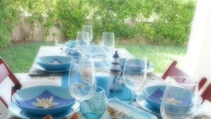 A table set with blue plates, clear glasses, and starfish decorations, suggesting a themed dining experience. - Ville Ninfea - 2 independent twin pool villas, 150 mt by the sea Fontane Bianche (Fontane Bianche)