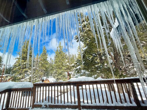 Family Friendly/Couples Retreat/Cozy Chalet/Fenced Patio/Ski Slope View/Fire Pit