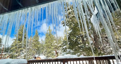 Family Friendly/Couples Retreat/Cozy Chalet/Fenced Patio/Ski Slope View/Fire Pit