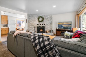 智能電視、壁爐、書籍